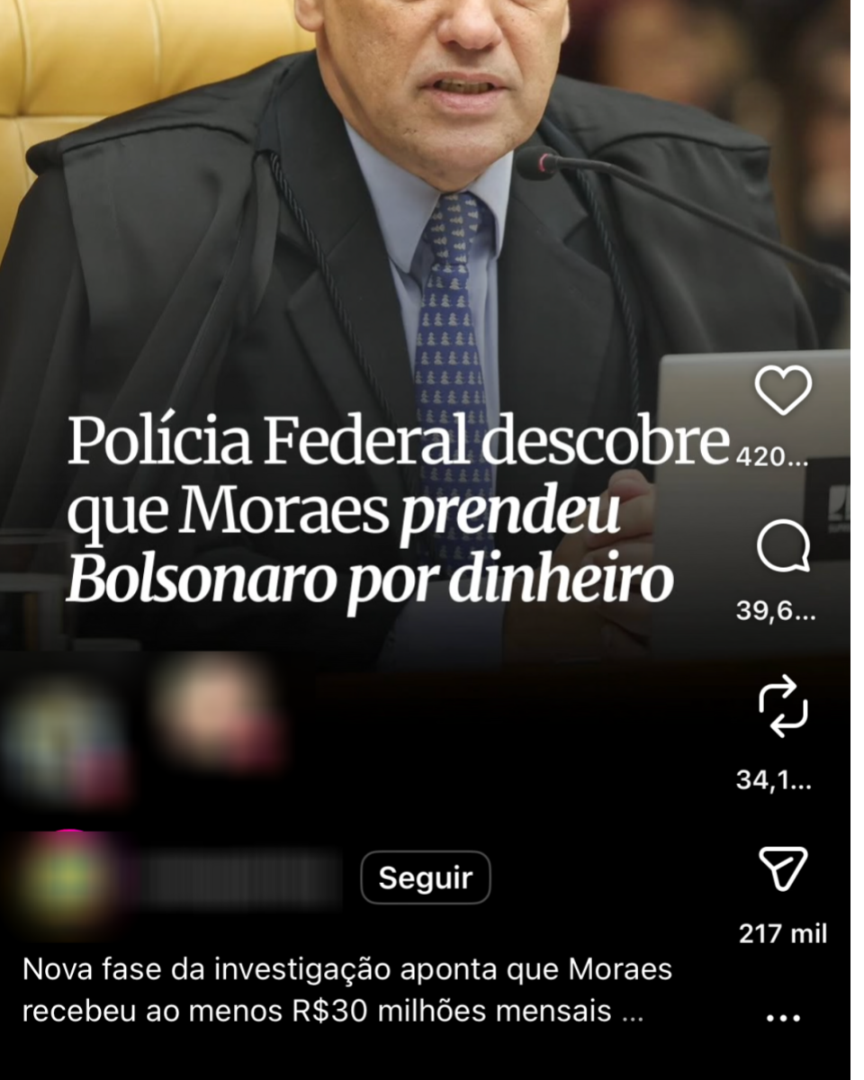 Ministro do STF Alexandre de Moraes — homem de pele clara, cabeça raspada e sem barba — está sentado em cadeira de couro clara durante sessão oficial. Ele veste toga preta sobre camisa clara e gravata azul com estampa e fala diante de microfone posicionado, com laptop aberto sobre a mesa. Sobre a foto, há texto que diz: ‘Polícia Federal descobre que Moraes prendeu Bolsonaro por dinheiro’. 