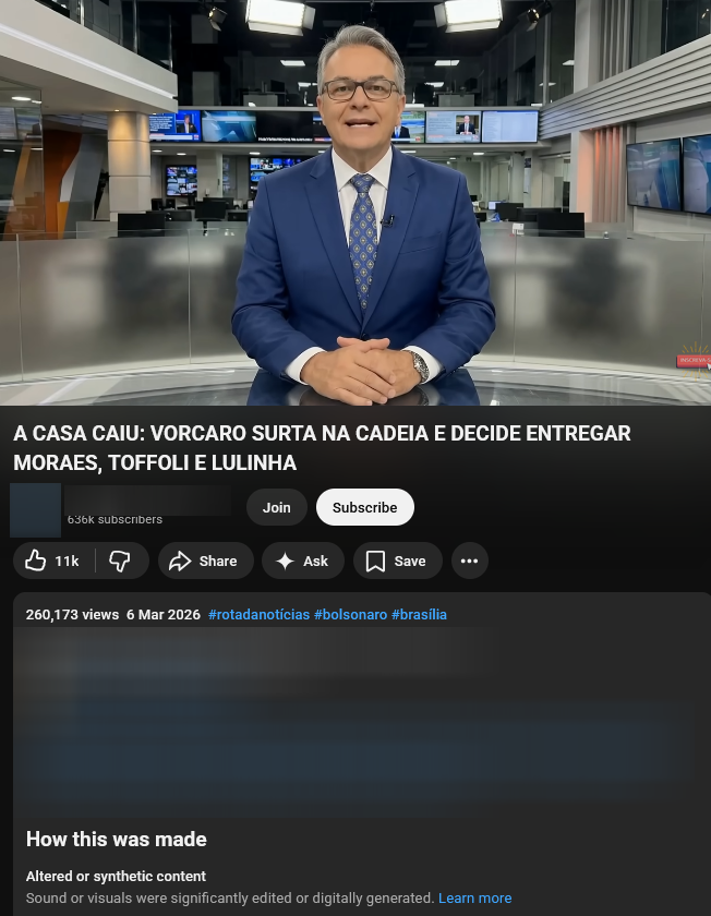 Homem de pele clara, cabelo curto grisalho e óculos, vestido com terno azul, camisa branca e gravata azul com estampa geométrica, está sentado atrás de bancada em estúdio de televisão. Ele aparece com as mãos apoiadas sobre a mesa e olha para a câmera. Ao fundo, há um ambiente de redação, com telas de televisão, computadores e iluminação de estúdio suspensa no teto. Na parte inferior da imagem, aparece o título do vídeo: ‘A CASA CAIU: VORCARO SURTA NA CADEIA E DECIDE ENTREGAR MORAES, TOFFOLI E LULINHA’. Na parte inferior, texto aponta que conteúdo foi gerado por IA.