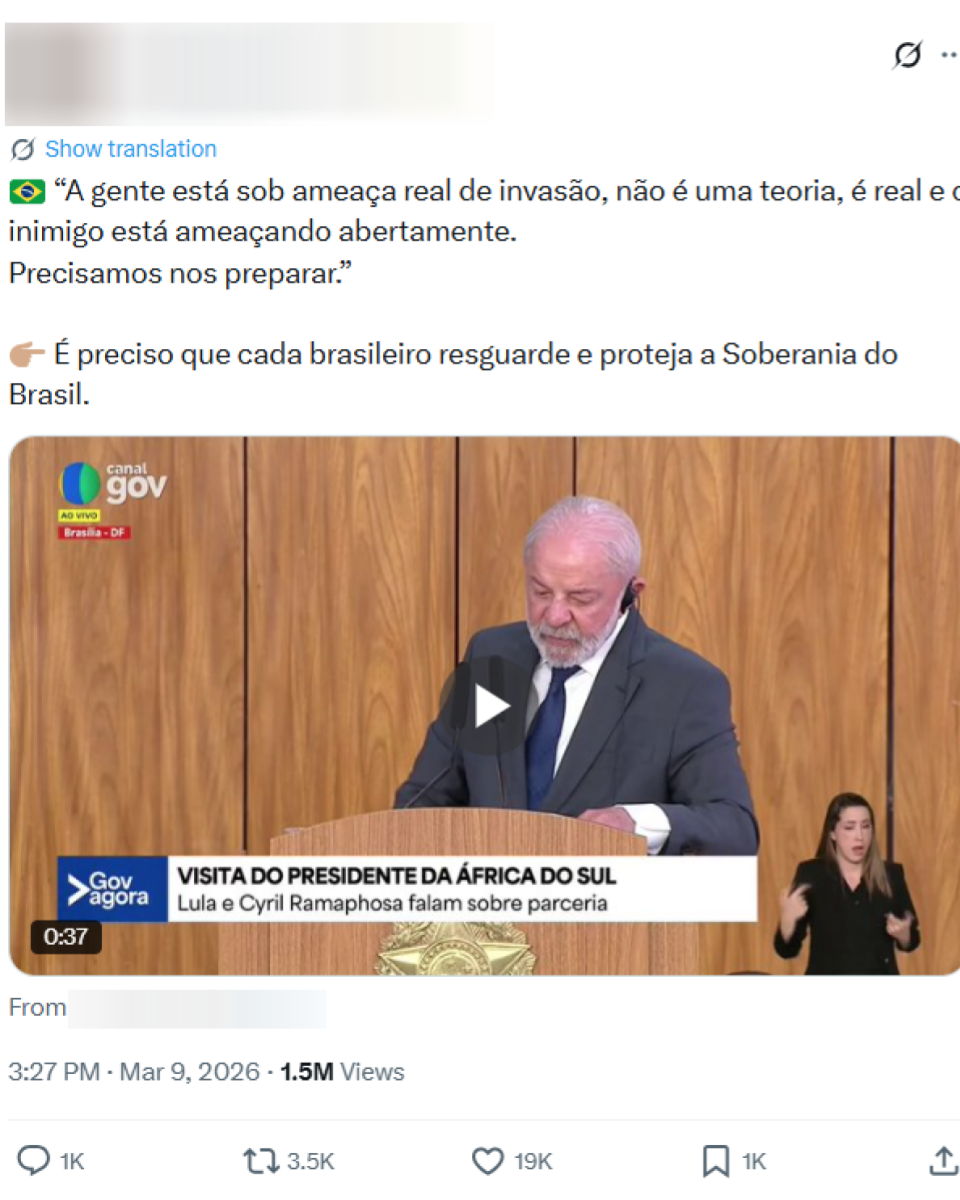 Presidente Lula — homem de pele clara, cabelo branco curto e barba branca — está em pé atrás de púlpito durante pronunciamento oficial. Ele veste terno escuro, camisa clara e gravata escura e olha para baixo enquanto lê um documento. Há uma tarja com o texto: ‘VISITA DO PRESIDENTE DA ÁFRICA DO SUL — Lula e Cyril Ramaphosa falam sobre parceria’. Acima da imagem, a publicação traz a frase atribuída a Lula: ‘A gente está sob ameaça real de invasão, não é uma teoria, é real e o inimigo está ameaçando abertamente. Precisamos nos preparar.’