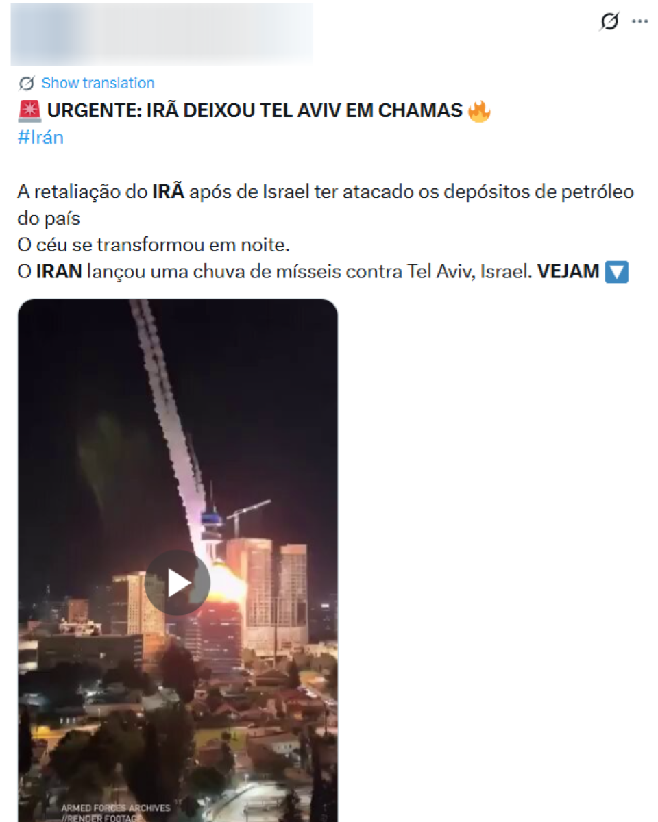 A imagem mostra uma captura de tela de uma publicação em rede social com o texto: ‘URGENTE: IRÃ DEIXOU TEL AVIV EM CHAMAS’, seguido de uma descrição que afirma que o Irã teria lançado uma chuva de mísseis contra Tel Aviv. Abaixo do texto aparece um vídeo noturno de uma área urbana com prédios altos e guindastes de construção ao fundo, enquanto uma explosão ilumina a base de um edifício e dois rastros luminosos sobem no céu escuro deixando trilhas de fumaça. No canto inferior do vídeo aparece a inscrição ‘ARMED FORCES ARCHIVES — RENDER FOOTAGE’, indicando que se trata de uma simulação visual.