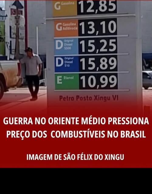 A imagem mostra um totem de preços de combustíveis em um posto identificado como ‘Petro Posto Xingu VI’. No painel aparecem os valores: gasolina R$ 12,85, gasolina aditivada R$ 13,10, diesel S500 R$ 15,25, diesel S10 R$ 15,89 e etanol R$ 10,99. À esquerda do totem, há um homem de pele clara, usando boné escuro, camiseta clara e calça escura, caminhando próximo a um veículo. Na parte inferior da imagem há uma faixa vermelha com o texto: ‘Guerra no Oriente Médio pressiona preço dos combustíveis no Brasil’ e, abaixo, ‘Imagem de São Félix do Xingu’.