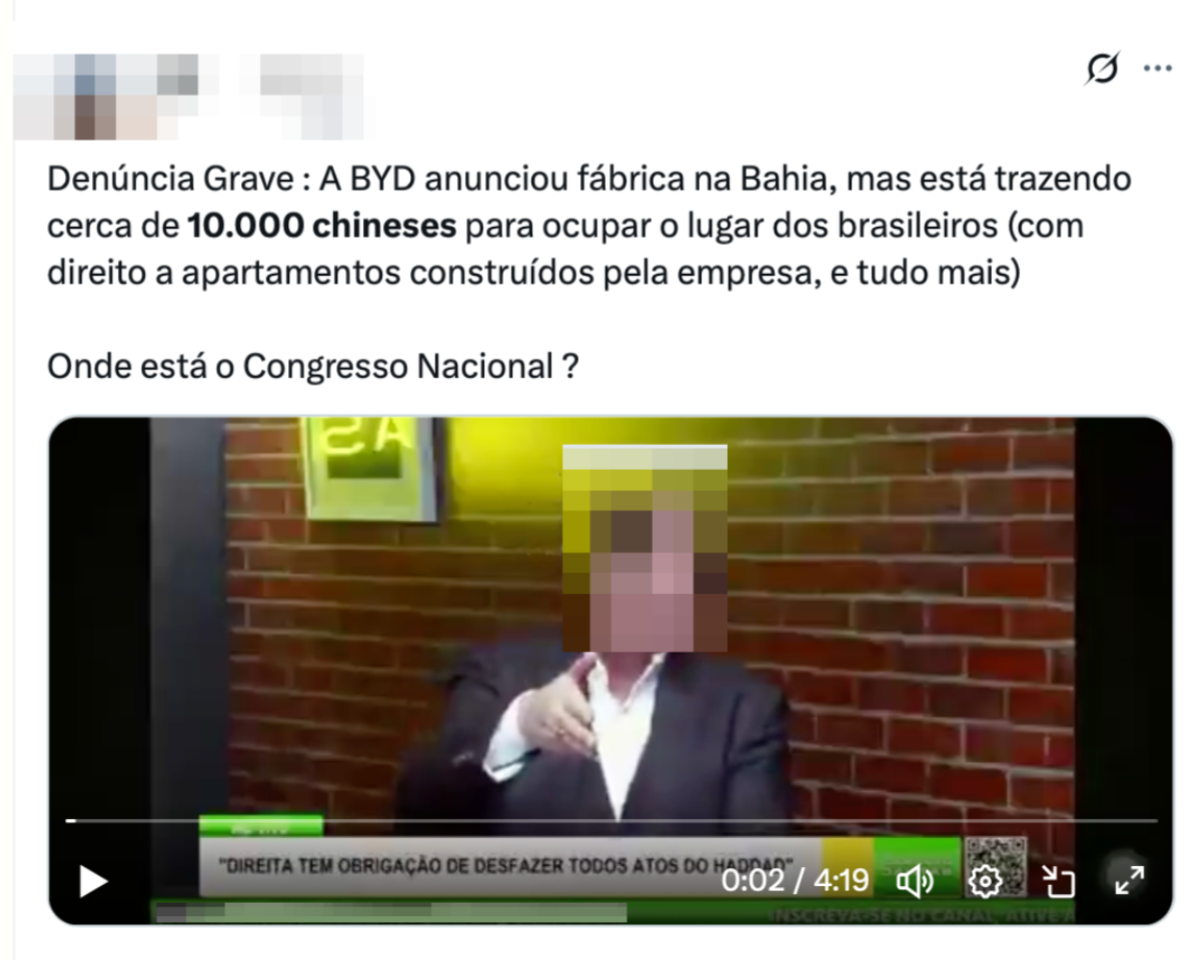 Print de publicação no X com a seguinte legenda: ‘Denúncia grave: A BYD anunciou fábrica na Bahia, mas está trazendo cerca de 10.000 chineses para ocupar o lugar dos brasileiros (com direito a apartamentos construídos pela empresa, e tudo mais). Onde está o Congresso Nacional?’. O texto é acompanhado de um vídeo que mostra um homem branco de cabelos castanhos, usando um blazer escuro e uma camisa branca.