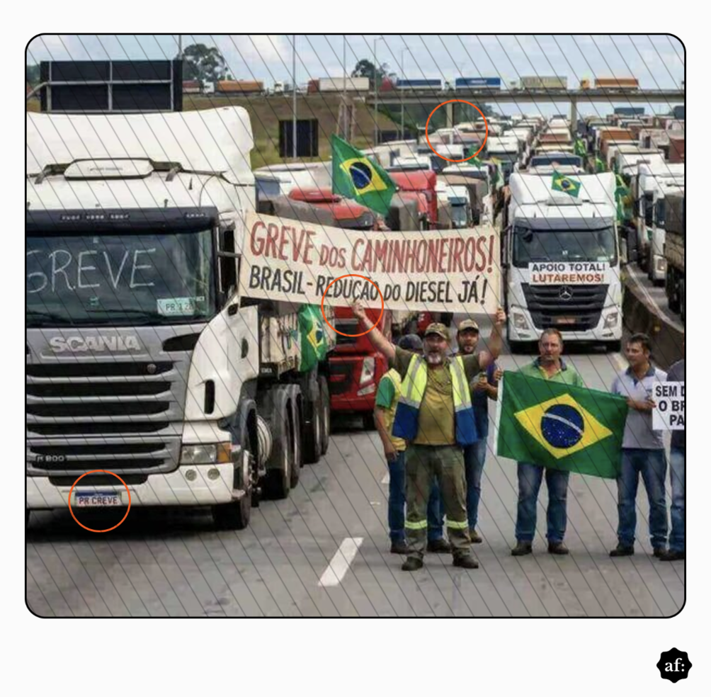 A imagem mostra uma manifestação de caminhoneiros em uma rodovia com diversos caminhões parados em fila. Em primeiro plano, quatro homens de pele clara estão em pé; o homem ao centro, com barba, boné, camiseta verde e colete refletivo, segura um cartaz com os dizeres ‘Greve dos caminhoneiros! Brasil - redução do diesel já!’. À direita, um homem com cabelo curto escuro segura uma bandeira do Brasil. Ao fundo, há caminhões com bandeiras brasileiras e uma faixa com o texto ‘Apoio total! Lutaremos!’. A imagem contém linhas diagonais sobrepostas e círculos vermelhos destacando detalhes específicos, como partes de caminhões e da sinalização. No canto inferior direito há um pequeno logotipo com as letras ‘af’.