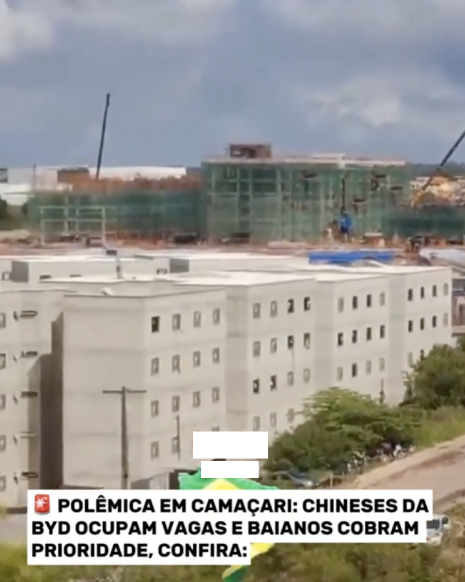 Print de um vídeo que circula nas redes mostra um complexo residencial em obras e uma frase escrita em preto sobre um fundo branco: ‘POLÊMICA EM CAMAÇARI: CHINESES DA BYD OCUPAM VAGAS E BAIANOS COBRAM PRIORIDADE, CONFIRA:’.