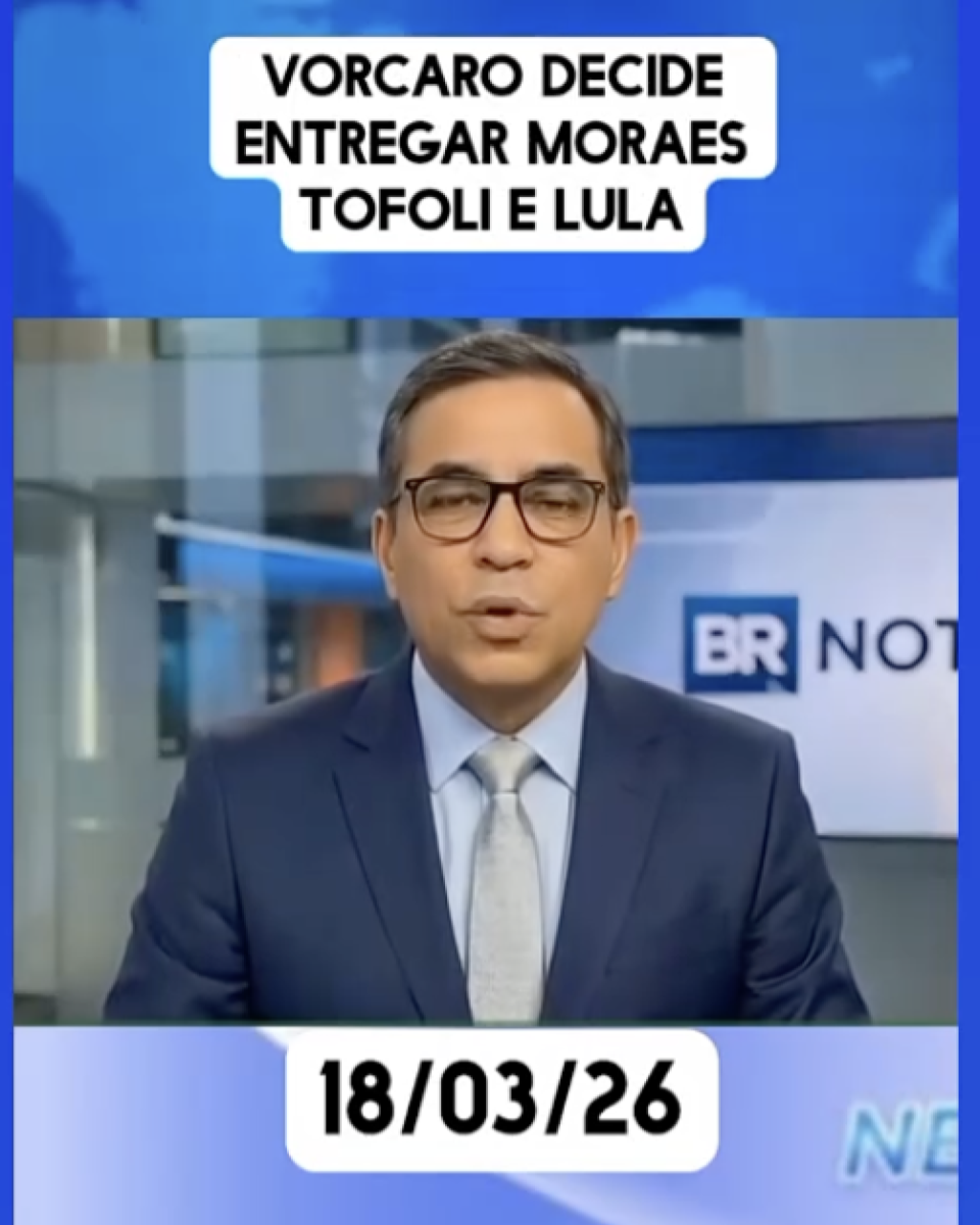 Print de vídeo no Kwai que mostra um apresentador gerado por inteligência artificial — homem pardo, usando terno azul marinho, camisa azul, gravata cinza e óculos de grau — em um local que simula o estúdio de um telejornal. Acima está a frase: ‘Vorcaro decide entregar Moraes, Tofoli e Lula’ e ‘18/03/26’.