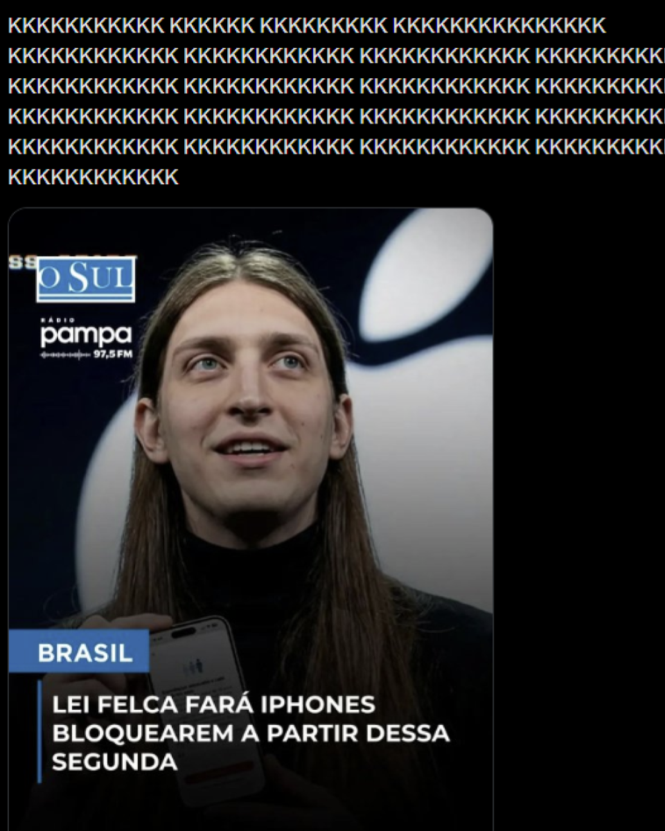 Print do jornal ‘O Sul’ traz o título “Lei Felca fará iPhones bloquearem a partir dessa segunda’. Ao fundo está a foto do influenciador segurando um celular. Felca é um jovem branco, de cabelos loiros compridos e olhos azuis, que veste uma blusa preta de gola alta. No alto da publicação, uma sequência de letras “k” simulam uma risada.