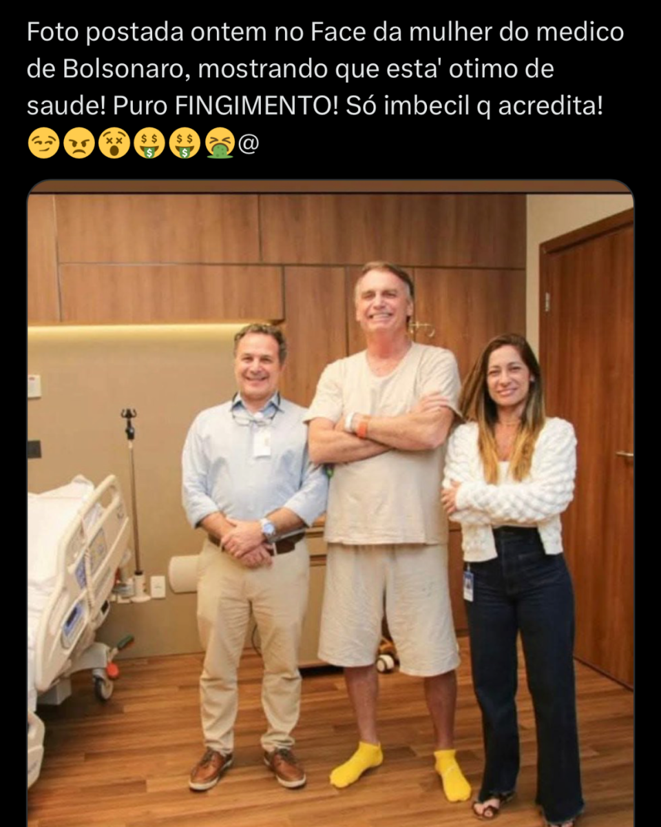 Print de publicação no X que mostra o médico cirurgião Claudio Birolini — homem branco de cabelos escuros, usando uma camisa azul claro, calça bege e sapatênis —, Jair Bolsonaro (PL) — homem branco, cabelos grisalhos, usando uma roupa hospitalar bege e meias amarelas — e a instrumentalista cirúrgica Aline Zanardo — mulher branca, cabelos longos castanhos com luzes loiras, que usa jaqueta branca e calça jeans. Todos estão olhando para a câmera sorrindo e de braços cruzados em um quarto de hospital com portas, móveis e chão de madeira. No alto, legenda diz: ‘Foto postada ontem no Face da mulher do médico de Bolsonaro, mostrando que está ótimo de saúde! Puro FINGIMENTO! Só imbecil acredita!’
