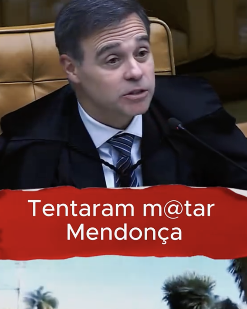 Print mostra o ministro do STF (Supremo Tribunal Federal) André Mendonça — homem branco, cabelos grisalhos, usando uma toga preta, terno preto, camisa azul e gravata azul marinho com detalhes claros. Na imagem escrita em branco sobre uma faixa vermelha está a frase: ‘Tentaram m@tar Mendonça’.