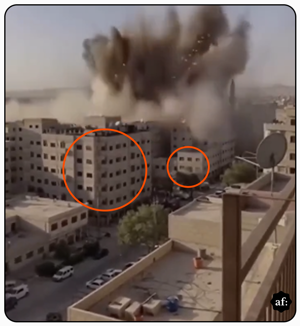 A imagem mostra uma área urbana com vários prédios de cor clara, com múltiplas janelas distribuídas pelas fachadas. No centro superior da cena, há uma grande explosão formando uma nuvem densa de fumaça em tons de cinza e marrom que se expande acima dos edifícios. Dois círculos em cor vermelha estão desenhados sobre a imagem, destacando dois prédios: um maior à esquerda, com vários andares, e outro menor mais ao centro-direita, também com várias janelas. No primeiro plano, à direita, há uma sacada com corrimão e uma antena parabólica voltada para o céu. Na parte inferior da imagem, aparecem ruas com alguns carros estacionados e áreas abertas entre os edifícios. Ao fundo, há mais construções e um céu claro. No canto inferior direito, há uma pequena marca com as letras ‘af’.