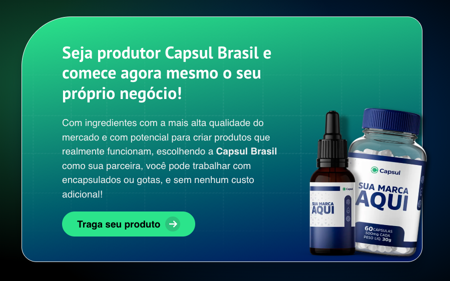 Banner promocional com fundo em degradê verde-azulado incentiva a criação de negócio próprio com a Capsul Brasil. À esquerda, há um texto que convida o usuário a se tornar produtor e destaca a suposta alta qualidade dos ingredientes e a possibilidade de trabalhar com cápsulas ou gotas sem custo adicional. Abaixo, um botão verde mostra a frase “Traga seu produto”. À direita, aparecem dois produtos ilustrativos: um frasco conta-gotas e um pote de cápsulas com rótulo genérico “Sua marca aqui”.