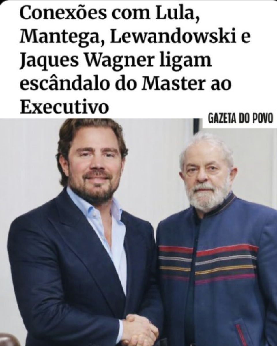 A imagem apresenta um fundo preto com textos e uma foto central. Na parte superior, há três emojis de sirene seguidos da frase em letras maiúsculas 'COMPARTILHEM AO MÁXIMO!!!'. Abaixo, há um emoji de dedo apontando e o texto 'Lula está por trás de todo o ESCÂNDALO de corrupção do Banco Master.'. Em seguida, aparece a frase 'COMENTE: 'CADEIA NO LULA JÁ'' acompanhada de dois emojis de alerta. Logo abaixo, está escrito 'Chega de Corrupção no Brasil' seguido de dois emojis de rosto vermelho com expressão de raiva. Na parte inferior da imagem, há um recorte que simula uma manchete de jornal com o título 'Conexões com Lula, Mantega, Lewandowski e Jaques Wagner ligam escândalo do Master ao Executivo'. No canto superior direito desse recorte, aparece o nome 'Gazeta do Povo'. Abaixo da manchete, há uma suposta fotografia de Lula e Vorcaro posando lado a lado e apertando as mãos. À esquerda está Vorcaro, um homem de cabelos escuros e barba curta vestindo um terno azul com camisa clara. À direita está Lula, um homem de cabelos e barba brancos. Ele usa um casaco escuro com detalhes horizontais coloridos na altura do peito. O fundo da foto é claro e neutro.