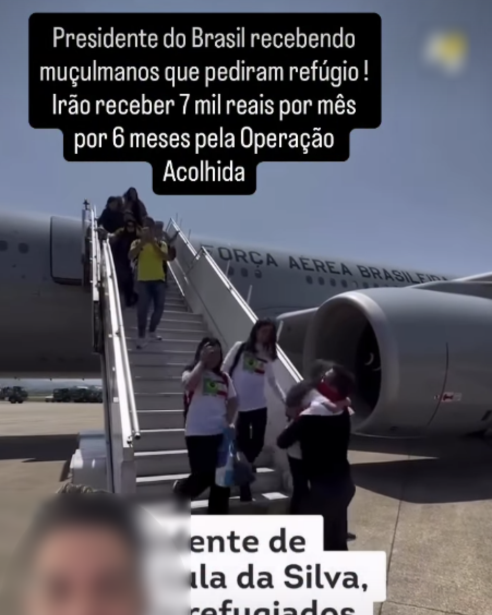 A imagem mostra cena em aeroporto, com avião da Força Aérea Brasileira estacionado ao fundo. Uma escada móvel está posicionada na porta da aeronave, e várias pessoas descem por ela. Na parte superior da escada, há indivíduos vestindo roupas escuras, incluindo algumas mulheres com véus cobrindo a cabeça. Mais abaixo, três pessoas usam camisetas claras com detalhes coloridos e caminham juntas, enquanto outra, já no chão, abraça alguém. O avião é cinza, com a inscrição Força Aérea Brasileira visível na lateral próxima às janelas. Na parte superior da imagem, um bloco de texto diz: ‘Presidente do Brasil recebendo muçulmanos que pediram refúgio! Irão receber 7 mil reais por mês por 6 meses pela Operação Acolhida.’ 
