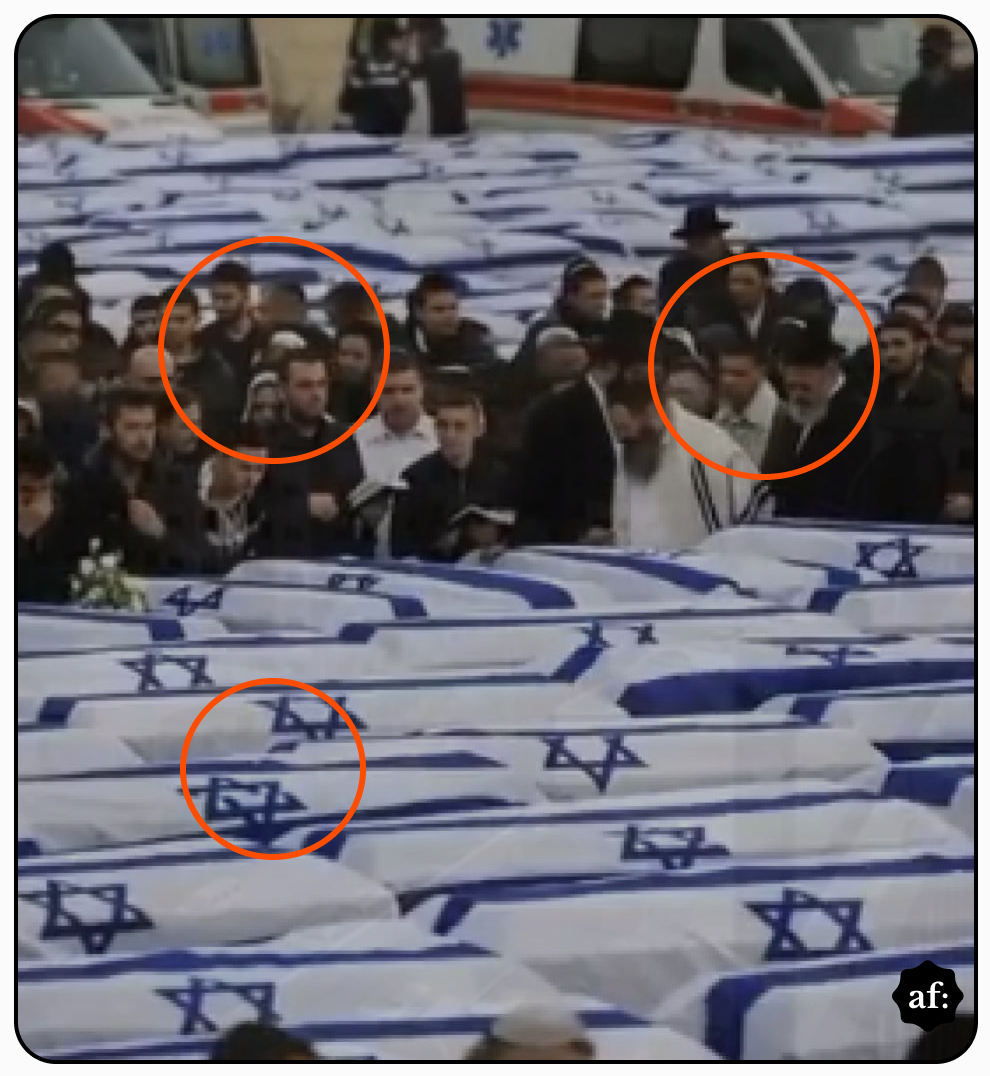 A imagem mostra uma grande quantidade de caixões dispostos em fileiras, todos cobertos por bandeiras de Israel (brancas com listras azuis e uma estrela de seis pontas no centro). À frente e entre os caixões, há um grupo numeroso de pessoas reunidas, a maioria vestindo roupas escuras. Algumas pessoas usam chapéus pretos e outras têm barba longa. Ao fundo, aparecem ambulâncias brancas com faixas vermelhas estacionadas. Três áreas da imagem estão destacadas com círculos laranja: duas sobre grupos de pessoas no meio da multidão e uma sobre um dos caixões na parte inferior. No canto inferior direito, há um pequeno símbolo com as letras ‘af’ dentro de um formato escuro.