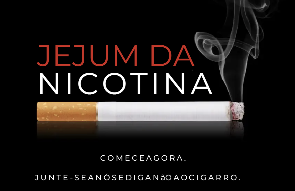 A imagem tem fundo preto e mostra, no centro, a figura de um cigarro na posição horizontal, com a ponta acesa liberando fumaça branca que sobe em curvas. À esquerda do cigarro está a parte com filtro marrom e à direita a ponta queimada com cinzas. Acima do cigarro, há um texto em letras grandes que diz: ‘JEJUM DA NICOTINA’, sendo ‘JEJUM DA’ em vermelho e ‘NICOTINA’ em branco. Abaixo do cigarro, há duas linhas de texto em letras menores que dizem: ‘COMECEAGORA’ e ‘JUNTE-SEANÓSEDIGANÃOAOCIGARRO.’