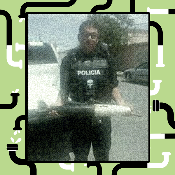 Pessoa com cabelo escuro preso, vestindo colete preto com a palavra ‘POLICIA’, segura um míssil com as duas mãos. A pessoa está em uma rua, com um veículo branco à esquerda e outro veículo à direita, além de uma árvore e construções ao fundo. A imagem apresenta granulação e está enquadrada dentro de uma moldura sobre um fundo com padrão gráfico.