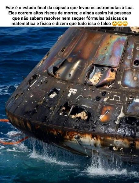 Cápsula espacial com a superfície externa escurecida e marcada por áreas queimadas e desgastadas, flutuando parcialmente na água do mar, com respingos visíveis ao redor. A estrutura apresenta placas metálicas com diferentes tons, parafusos aparentes e regiões danificadas ou abertas. Na parte superior da imagem, há um texto que diz: ‘Este é o estado final da cápsula que levou os astronautas à Lua. Eles correm altos riscos de morrer, e ainda assim há pessoas que não sabem resolver nem sequer fórmulas básicas de matemática e física e dizem que tudo isso é falso’