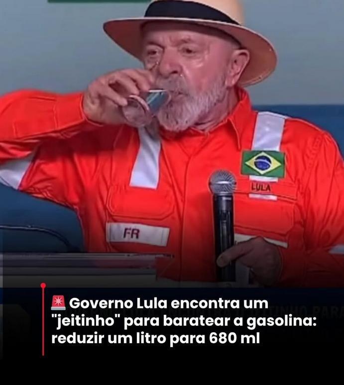 A imagem mostra Lula, um homem de pele clara, com barba e cabelo grisalhos, usando chapéu claro de aba larga e uniforme laranja com faixas refletivas, além de um patch com a bandeira do Brasil e o nome ‘LULA’. Ele está segurando um copo e levando-o à boca, enquanto segura um microfone com a outra mão. Na parte inferior da imagem, há um texto sobreposto que diz: ‘🚨 Governo Lula encontra um “jeitinho” para baratear a gasolina: reduzir um litro para 680 ml’.