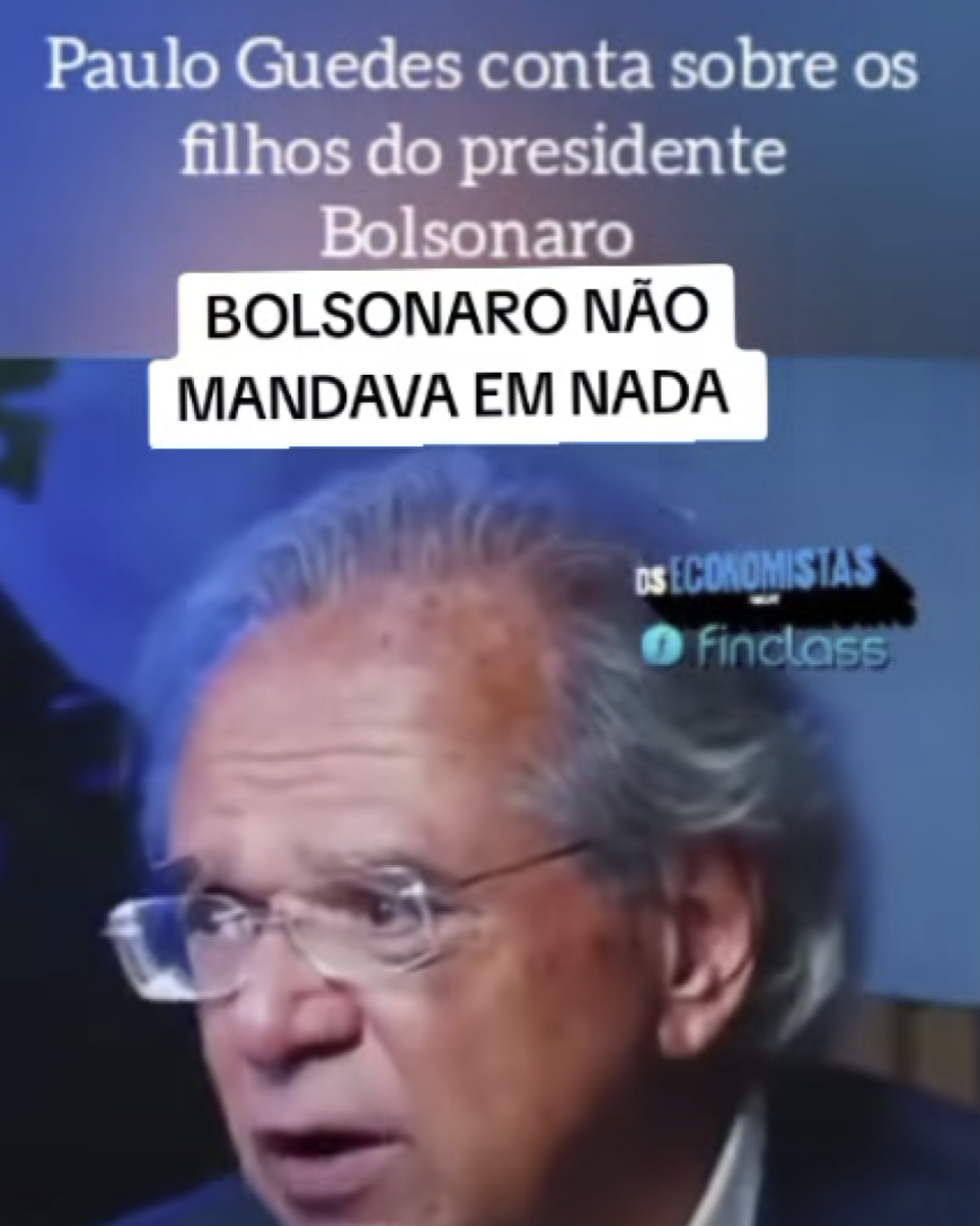 Imagem com fundo em tons de azul e um retrato de Paulo Guedes, um homem idoso, em primeiro plano. Ele tem cabelos grisalhos, usa óculos e tem uma expressão séria, vista de perfil parcial. Na parte superior, há um texto em branco que diz: ‘Paulo Guedes conta sobre os filhos do presidente Bolsonaro’. Sobreposto ao centro da imagem, há uma faixa branca com letras pretas dizendo ‘BOLSONARO NÃO MANDAVA EM NADA’.