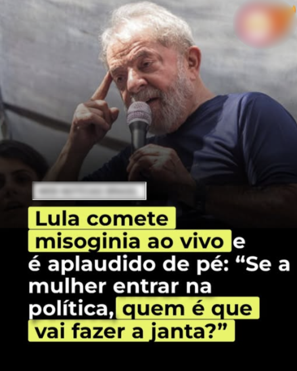 A imagem mostra Lula, um homem mais velho, de cabelo e barba brancos, usando uma camiseta escura, segurando um microfone com uma das mãos e encostando o dedo indicador da outra mão na lateral da cabeça. O fundo é desfocado, com a presença parcial de outra pessoa à esquerda. Na parte inferior da imagem há um bloco de texto em letras grandes, com fundo preto e trechos destacados em amarelo. O texto diz: ‘Lula comete misoginia ao vivo e é aplaudido de pé: 'Se a mulher entrar na política, quem é que vai fazer a janta?'.
