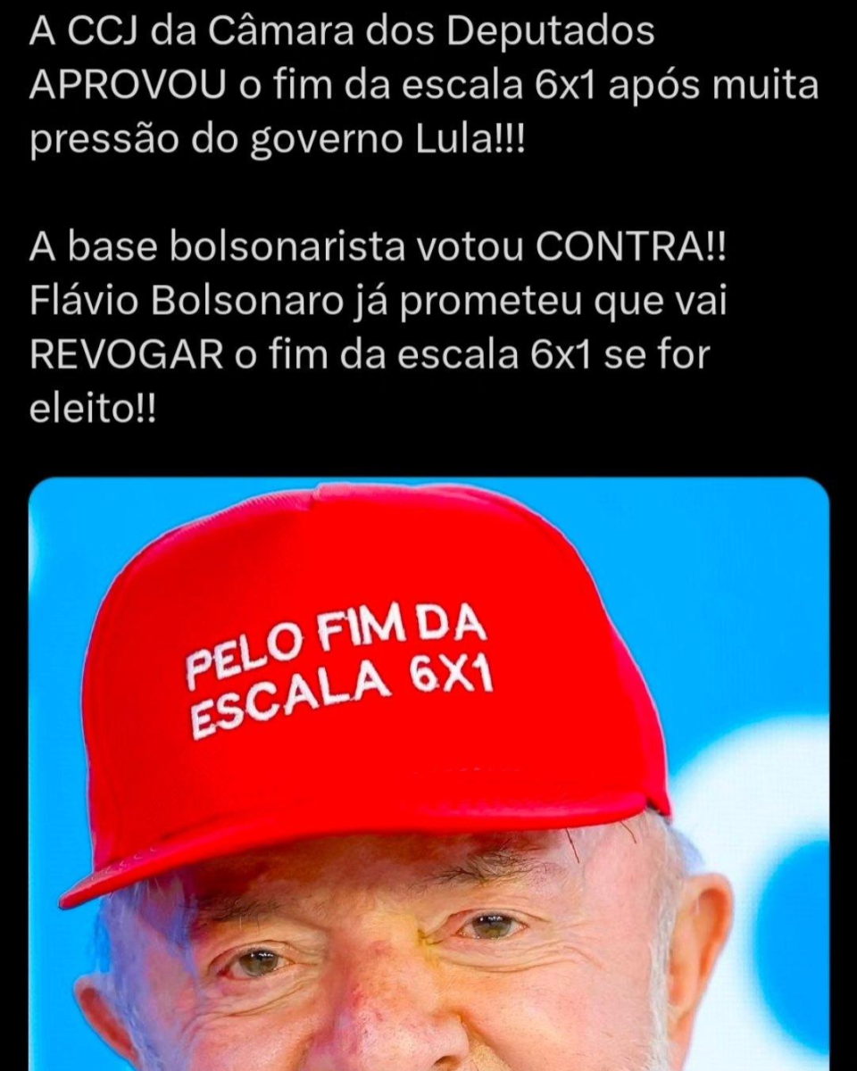 A imagem tem fundo preto na parte superior com texto em letras brancas disposto em vários parágrafos. O texto diz: ‘A CCJ da Câmara dos Deputados APROVOU o fim da escala 6x1 após muita pressão do governo Lula!!! A base bolsonarista votou CONTRA!! Flávio Bolsonaro já prometeu que vai REVOGAR o fim da escala 6x1 se for eleito!!’. Na parte inferior há a foto do presidente Lula, um homem idoso, usando um boné vermelho com a frase ‘PELO FIM DA ESCALA 6X1’ escrita em letras brancas. Ele aparece em close, com parte do rosto visível, e o fundo da imagem é azul desfocado.