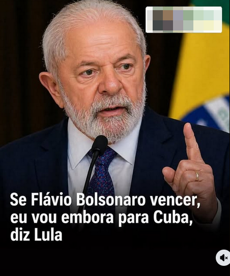 A imagem, gerada por IA,  mostra Lula, um homem de pele clara, com cabelo curto branco e barba grisalha, vestindo terno escuro, camisa branca e gravata azul, falando ao microfone enquanto levanta o dedo indicador da mão esquerda. Ao fundo, há parte de uma bandeira com as cores verde e amarela. Na parte inferior da imagem, há um texto sobreposto que diz: ‘Se Flávio Bolsonaro vencer, eu vou embora para Cuba, diz Lula’.