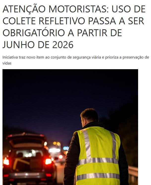 Imagem mostra matéria com título ‘ATENÇÃO MOTORISTAS: USO DE COLETE REFLETIVO PASSA A SER OBRIGATÓRIO A PARTIR DE JUNHO DE 2026’ e um subtítulo informando que a iniciativa prioriza a segurança viária. Abaixo, há a foto de um homem de costas, de pele clara e cabelo curto, usando um colete refletivo amarelo com faixas prateadas sobre roupa escura, caminhando à noite em uma estrada. Ao fundo, aparecem carros com lanternas acesas e o porta-malas de um veículo aberto, sugerindo uma situação de parada ou emergência na via. 