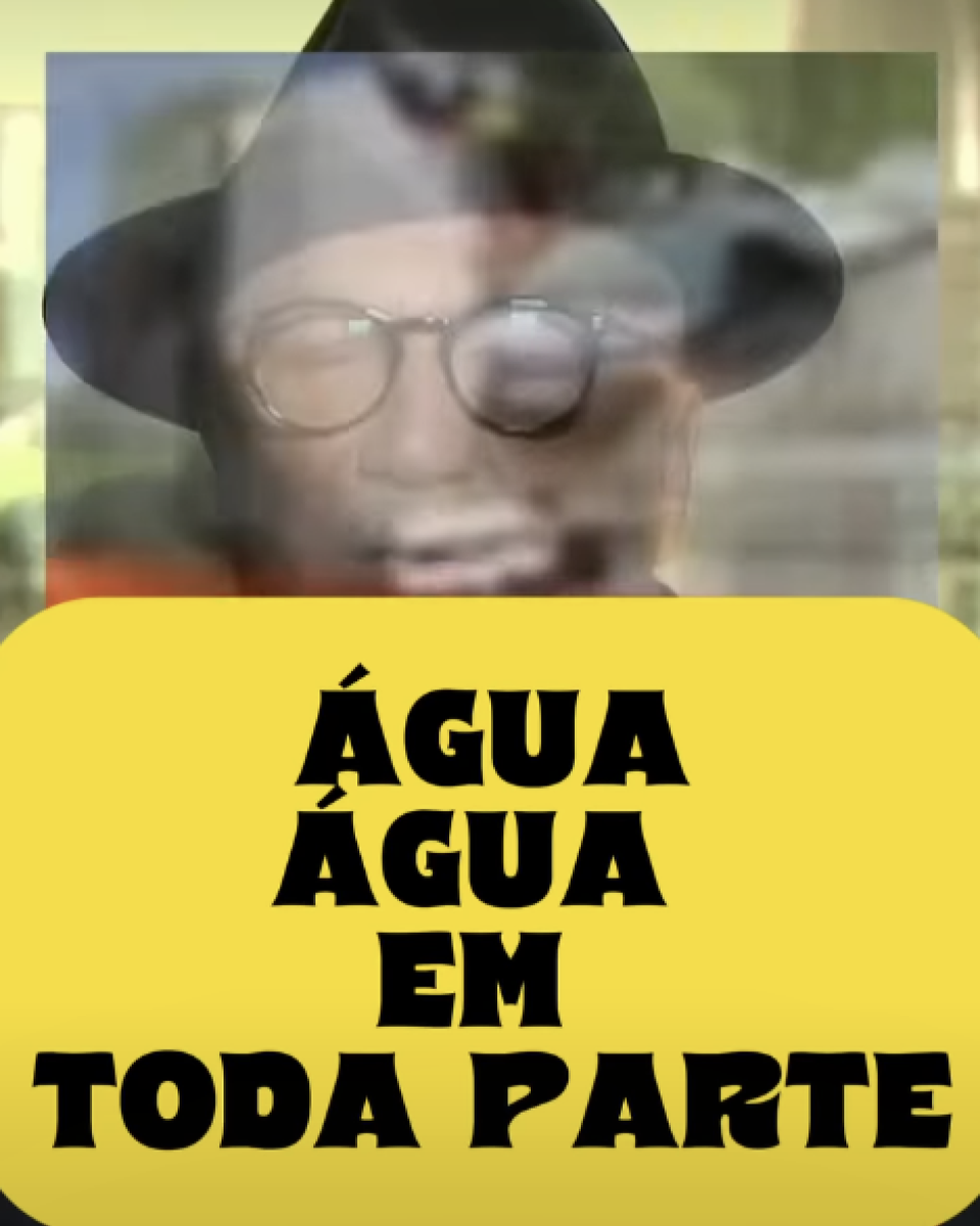 A imagem mostra, na parte superior, o rosto desfocado de um homem usando chapéu escuro de abas largas e óculos redondos, com fundo claro e levemente esverdeado. Sobre essa área há uma sobreposição semitransparente que deixa a imagem menos nítida. Na metade inferior, há um grande bloco retangular amarelo com cantos arredondados ocupando a maior parte do espaço. Dentro desse bloco, está escrito em letras grandes, pretas e em negrito, distribuídas em quatro linhas, o texto: ‘água, água em toda parte’. 