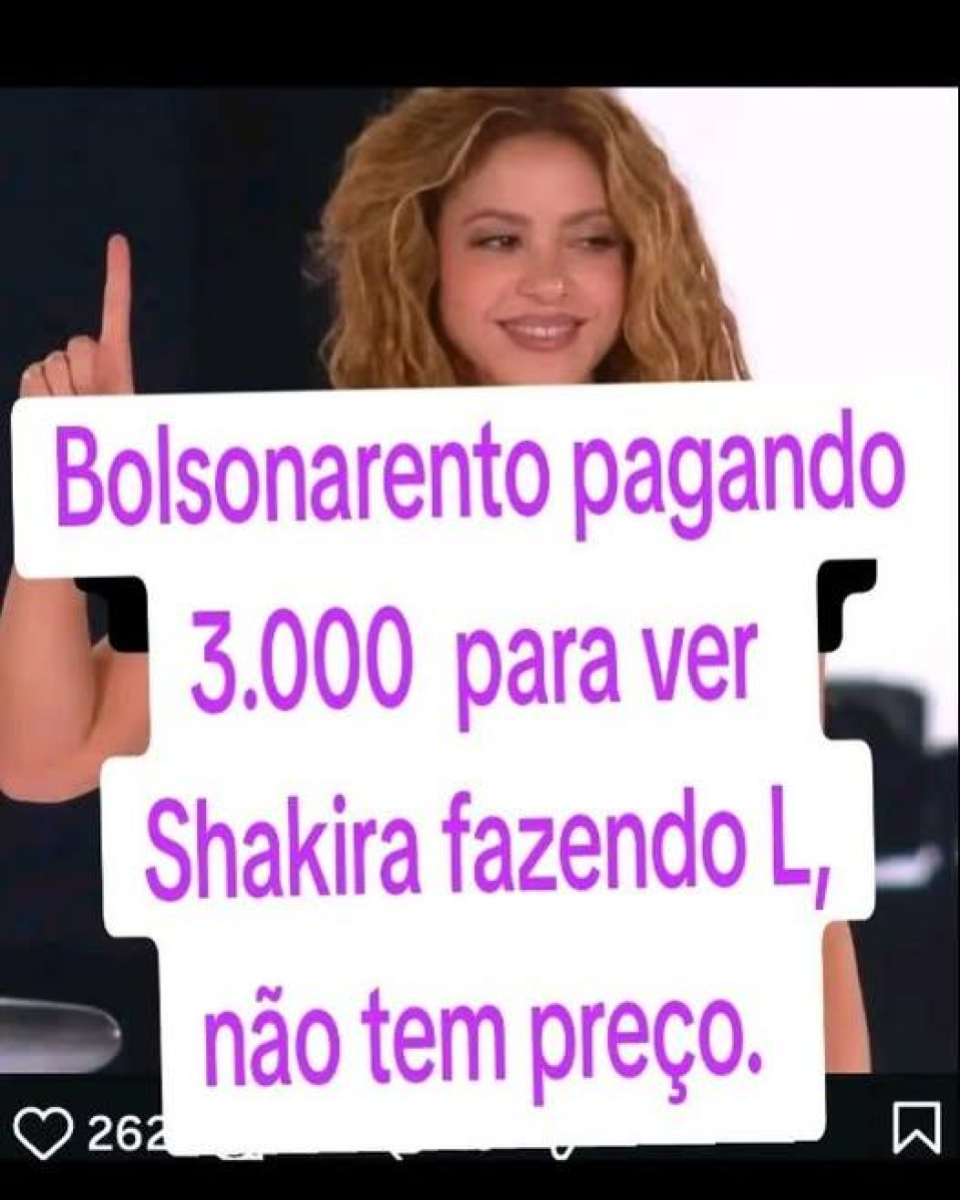 A imagem mostra a foto de Shakira, mulher de cabelos longos e ondulados, de cor clara, sorrindo e olhando levemente para o lado, com um dos braços levantado e o dedo indicador apontando para cima. Sobre essa imagem, há um grande bloco de texto que diz: ‘bolsonarento pagando 3.000 para ver Shakira fazendo L, não tem preço’.