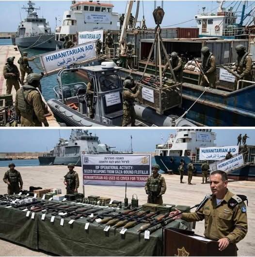 A imagem é composta por duas fotos. Na parte superior, militares com uniformes táticos e capacetes estão em um porto, próximos a embarcações, enquanto uma caixa é içada por um guindaste de um barco com a inscrição ‘HUMANITARIAN AID’. Na parte inferior, há uma mesa longa exibindo diversos armamentos e equipamentos, organizados lado a lado, enquanto um homem de pele clara, cabelo curto escuro, usando uniforme militar, fala ao microfone em um púlpito. Ao fundo, há navios e um painel com texto em inglês e hebraico que menciona ‘HUMANITARIAN AID AS COVER FOR TERROR’.