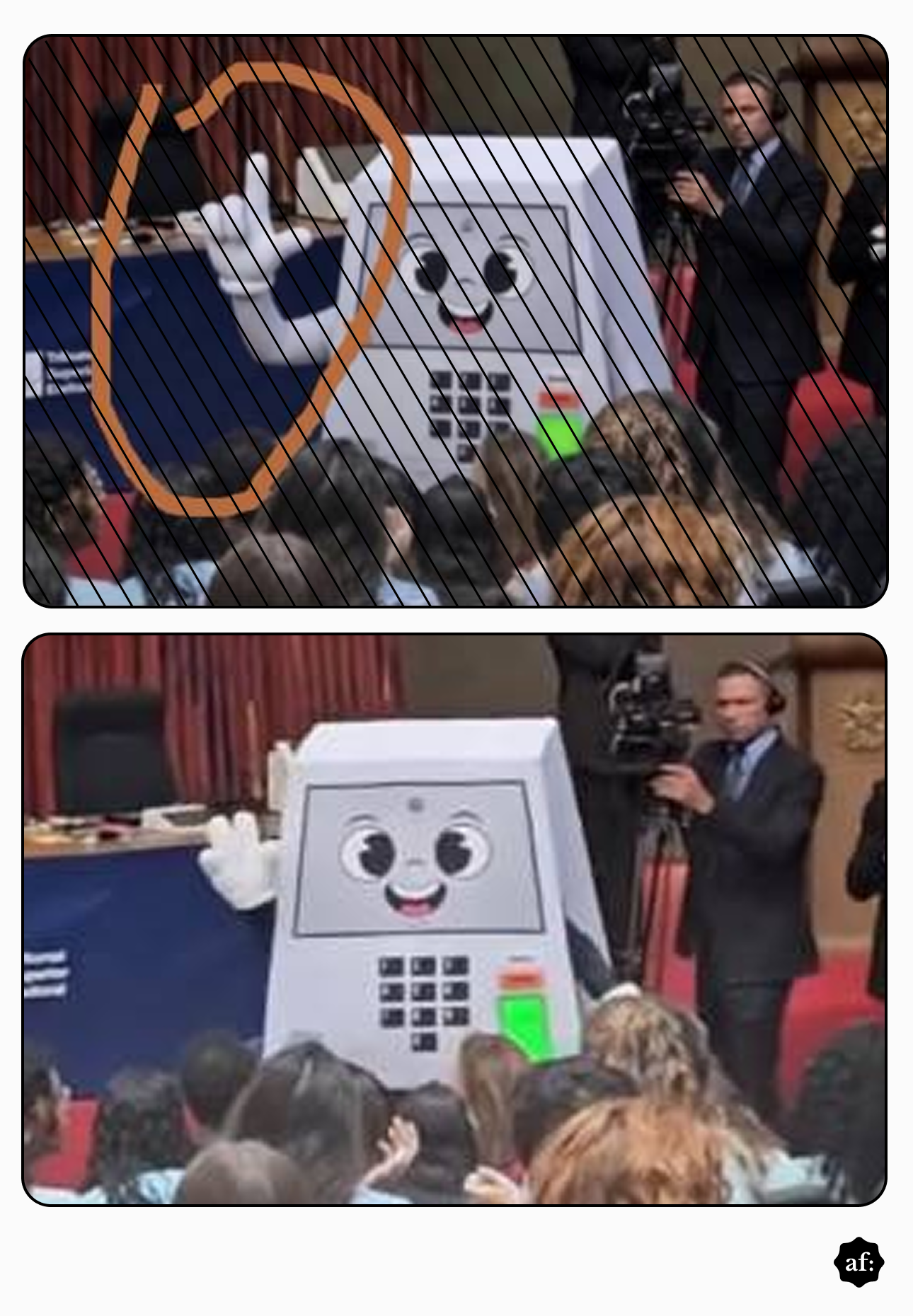 A imagem é composta por duas fotos empilhadas verticalmente sobre um fundo cinza-claro, ambas mostrando um auditório com pessoas sentadas vistas de costas e a imagem de Pilili, mascote do TSE, na frente da sala. A personagem tem o corpo branco em formato de urna, rosto desenhado na tela com olhos grandes e sorriso, braços brancos e teclado numérico na parte frontal. Ao fundo aparecem cortinas vermelhas, uma mesa azul e um homem de terno segurando uma câmera. Na imagem superior, há linhas diagonais escuras cobrindo toda a foto e um círculo laranja desenhado em volta do braço esquerdo da personagem, destacando a mão levantada. A mão faz um gesto com o polegar e o dedo indicador estendidos. Na imagem inferior, a mesma cena aparece sem as linhas diagonais e sem o círculo laranja. Nela, a mão da personagem aparece fazendo um gesto diferente, de aceno.