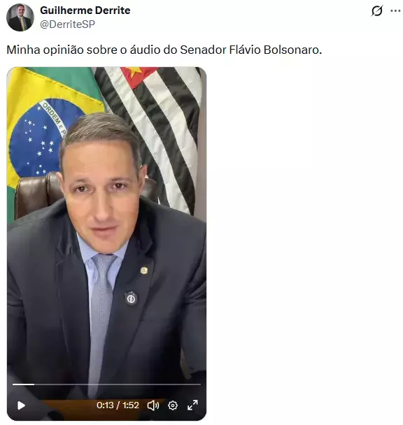 Captura de tela de uma publicação na rede social X feita por Guilherme Derrite, identificado com foto de perfil, nome em negrito e arroba '@DerriteSP'. O texto da publicação diz: 'Minha opinião sobre o áudio do Senador Flávio Bolsonaro.'. Abaixo, há a miniatura de um vídeo em formato vertical. No vídeo, Derribe aparece usando terno escuro, camisa branca e gravata clara, sentado em uma cadeira atrás de uma mesa. Ele é um homem branco, de cabelos curtos e grisalho. Ao fundo estão visíveis parcialmente a bandeira do Brasil e a bandeira do estado de São Paulo. Na parte inferior do vídeo aparecem os controles de reprodução, incluindo botão de play, barra de progresso e a marcação de tempo '0:13 / 1:52'.