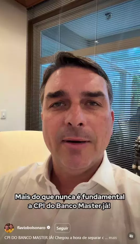 Imagem mostra Flávio Bolsonaro, um homem branco vestindo uma camisa branca, olhando para a câmera com a boca aberta. Uma legenda, abaixo, diz 'Mais do que nunca é fundamental a CPI do Banco Master já!'