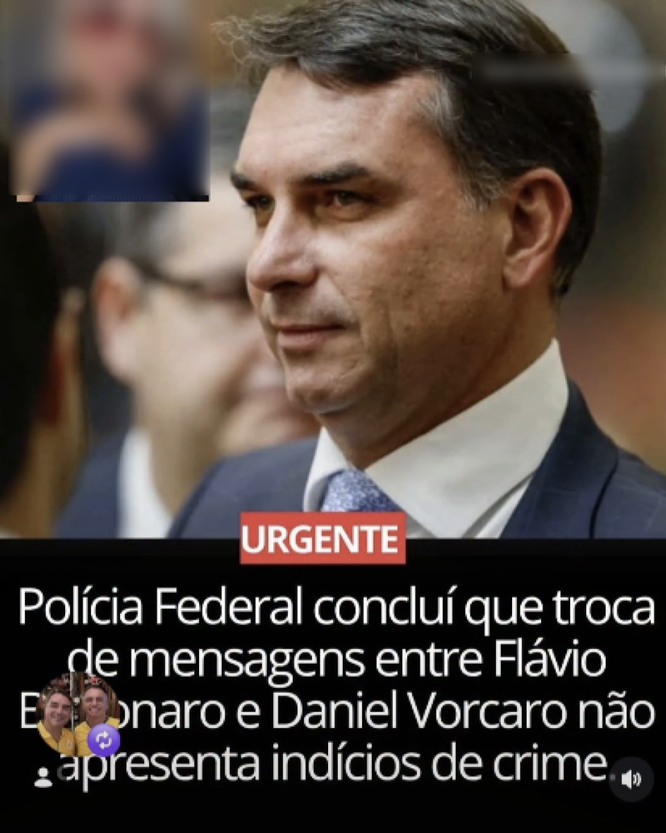 Imagem em formato vertical mostrando, ao centro, uma foto do senador Flávio Bolsonaro, um homem de terno escuro, camisa branca e gravata clara, fotografado de perfil parcial, olhando para a frente. O fundo está desfocado e mostra outras pessoas ao redor. No canto superior esquerdo, há uma pequena foto sobreposta, mas propositalmente borrada. Na parte inferior da imagem, há uma faixa vermelha com a palavra 'URGENTE' em letras brancas. Abaixo, sobre um fundo preto, aparece o texto: 'Polícia Federal conclui que troca de mensagens entre Flávio Bolsonaro e Daniel Vorcaro não apresenta indícios de crime'.