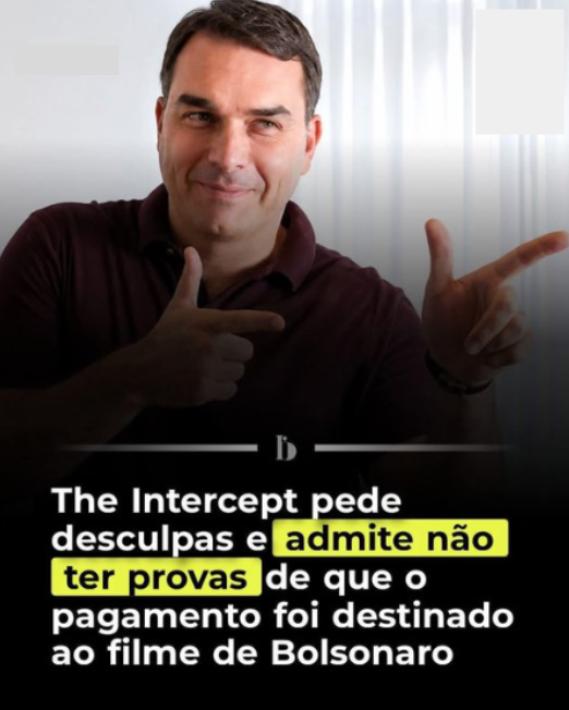 Senador Flávio Bolsonaro, homem branco de cabelos castanhos curtos, veste uma camisa polo bordô. Ele tem um leve sorriso no rosto e faz o gesto de ‘arma’ com as mãos. O fundo é claro. Na metade inferior da imagem, sobre um gradiente escurecido, há o seguinte texto em destaque: ‘The Intercept pede desculpas e admite não ter provas de que o pagamento foi destinado ao filme de Bolsonaro’, o que é desmentido ao longo do texto.