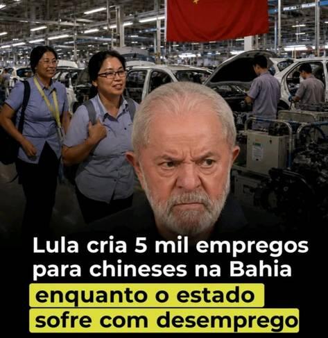 Montagem com fundo de uma fábrica automotiva cheia de trabalhadores asiáticos ao lado de carros em linha de produção. Em primeiro plano aparece Luiz Inácio Lula da Silva com expressão séria. Sobre a imagem, há o texto: ‘Lula cria 5 mil empregos para chineses na Bahia enquanto o estado sofre com desemprego’, com parte da frase destacada em amarelo. 