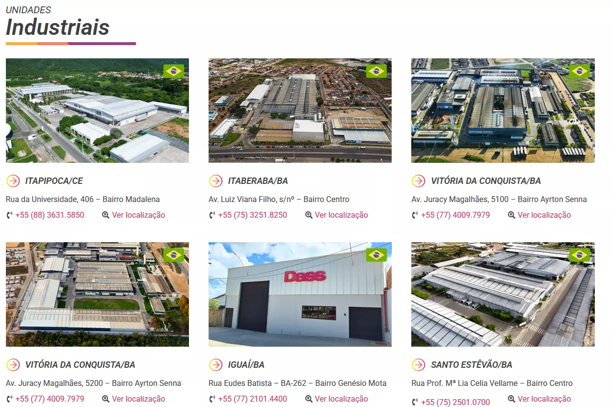 Capturas de tela do site da empresa Dass mostrando diversas unidades industriais localizadas no Brasil, em cidades como Itapipoca (CE), Itaberaba (BA), Vitória da Conquista (BA), Iguaí (BA) e Santo Estêvão (BA), com fotos aéreas das fábricas, endereços e telefones.