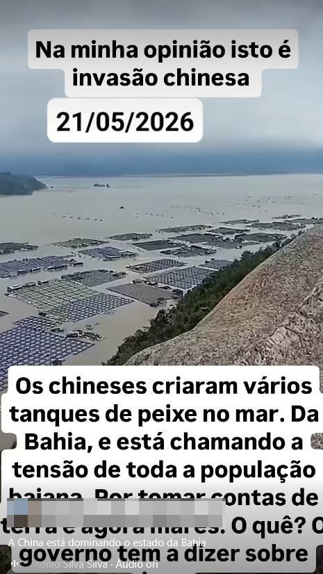 Montagem que tenta relacionar investimentos chineses no Brasil a uma suposta ‘invasão’. Na parte superior, aparece uma imagem aérea de estruturas retangulares no mar próximas ao litoral, identificadas no texto sobreposto como ‘tanques de peixe’. Sobre a imagem, há frases em português como ‘Na minha opinião, isto é invasão chinesa’ e alegações de que ‘os chineses criaram vários tanques de peixe no mar da Bahia’ e estariam ‘tomando a Bahia’.
