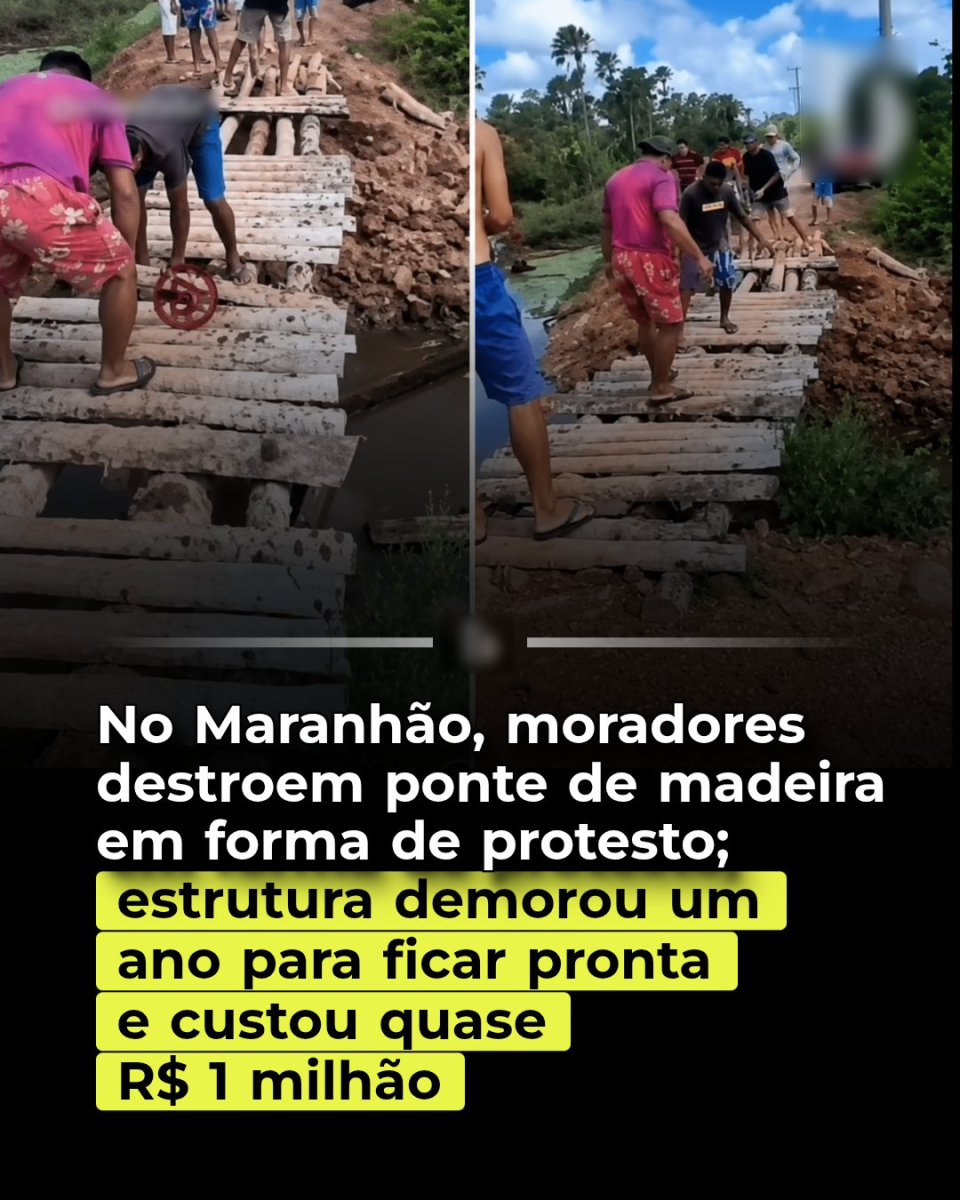 Montagem dividida em duas fotos lado a lado mostra ponte de madeira sobre pequeno rio ou área alagada em estrada de terra. Em ambas as fotos, várias pessoas aparecem sobre a ponte, algumas usando bermudas, chinelos e camisetas. A ponte é formada por troncos de madeira colocados horizontalmente, com partes quebradas e espaços abertos. Na foto da esquerda, um homem de camiseta rosa e bermuda estampada está inclinado sobre a ponte segurando uma ferramenta circular vermelha. Na foto da direita, um grupo de pessoas caminha e se reúne sobre a estrutura enquanto partes da madeira parecem deslocadas. Ao fundo há vegetação, árvores e céu azul com nuvens. Na parte inferior da imagem, há um texto que diz: 'No Maranhão, moradores destroem ponte de madeira em forma de protesto; estrutura demorou um ano para ficar pronta e custou quase R$ 1 milhão'.