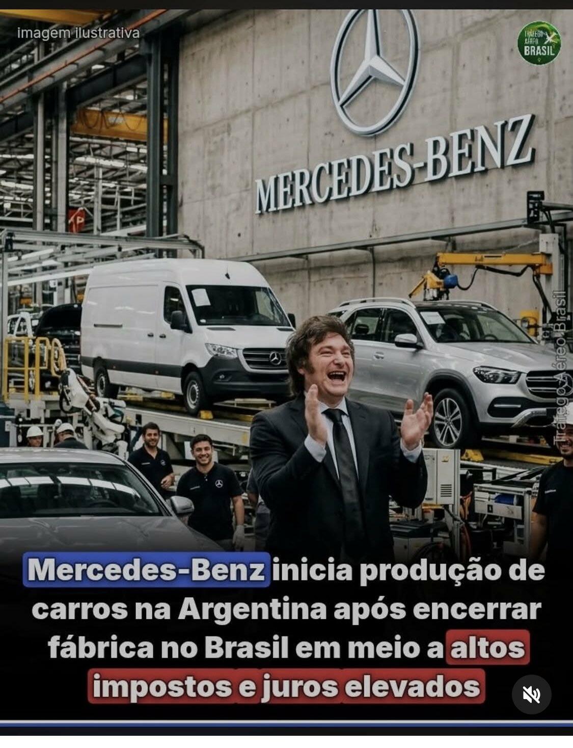 No centro, o presidente da Argentina, Javier Milei, aparece de terno escuro, sorrindo e batendo palmas. Ele está em frente a uma linha de montagem automotiva. Ao fundo, há o letreiro e o símbolo da Mercedes-Benz na parede, além de operários e veículos em produção, incluindo uma van branca e um SUV prateado. Na parte inferior, um texto sobreposto diz: ‘Mercedes-Benz inicia produção de carros na Argentina após encerrar fábrica no Brasil em meio a altos impostos e juros elevados’.