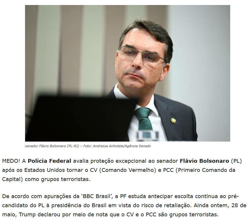 Foto de Flávio Bolsonaro — homem branco, usando óculos, terno preto, gravata verde e camisa branca — olhando uma tela de computador. Abaixo, há uma legenda que afirma que a ‘BBC Brasil’ teria apurado que a PF estuda antecipar escolta contínua ao pré-candidato do PL à Presidência por conta de um possível risco de retaliação.