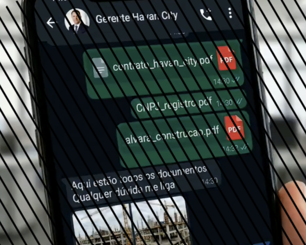 Imagem mostra mão segurando celular com a tela aberta em conversa de aplicativo de mensagens. No topo da conversa, aparece o contato chamado ‘Gerente Havan City’, acompanhado de foto de perfil de homem usando terno. Na conversa, há três arquivos em PDF enviados, com os nomes ‘contrato_havan_city.pdf’, ‘CNPJ_registro.pdf’ e ‘alvara_construcao.pdf’. Abaixo dos arquivos, aparece uma mensagem: ‘Aqui estão todos os documentos. Qualquer dúvida me liga’. Em seguida, há duas imagens pequenas mostrando uma construção com guindastes. Na parte inferior da tela, aparece parcialmente uma resposta escrita: ‘Obrigado vou mostrar pro meu’.