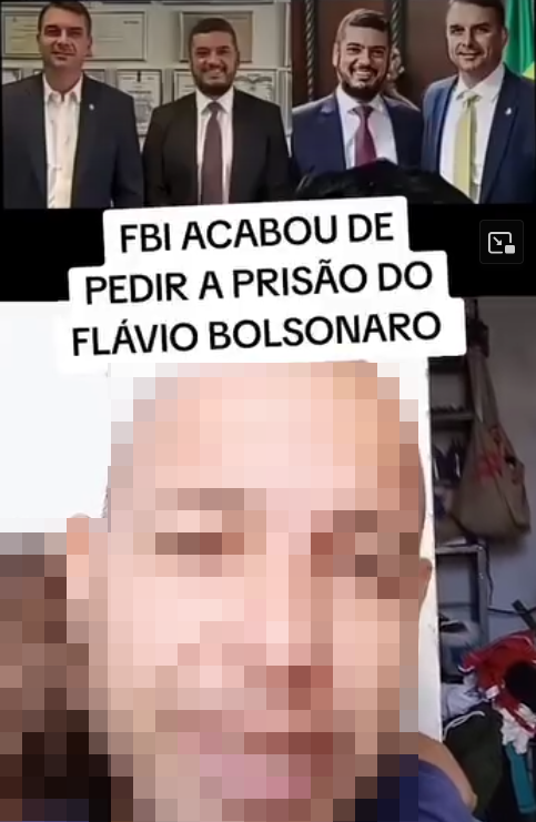 Imagem mostra uma montagem vertical composta por duas imagens. Na parte superior aparecem quatro homens de pele clara usando ternos escuros e gravatas, posando lado a lado para uma fotografia em ambiente interno. Um deles é Flávio Bolsonaro — homem de cabelo curto escuro, usando terno azul e gravata clara. Sobre a montagem há um texto em letras maiúsculas que diz: ‘FBI ACABOU DE PEDIR A PRISÃO DO FLÁVIO BOLSONARO’. Na parte inferior aparece o rosto de uma pessoa em um vídeo de baixa resolução e com forte pixelização (seu rosto foi pixelizado pela equipe do Aos Fatos), dificultando a identificação de características físicas. Ao fundo são visíveis objetos domésticos, roupas e móveis em um ambiente interno. 