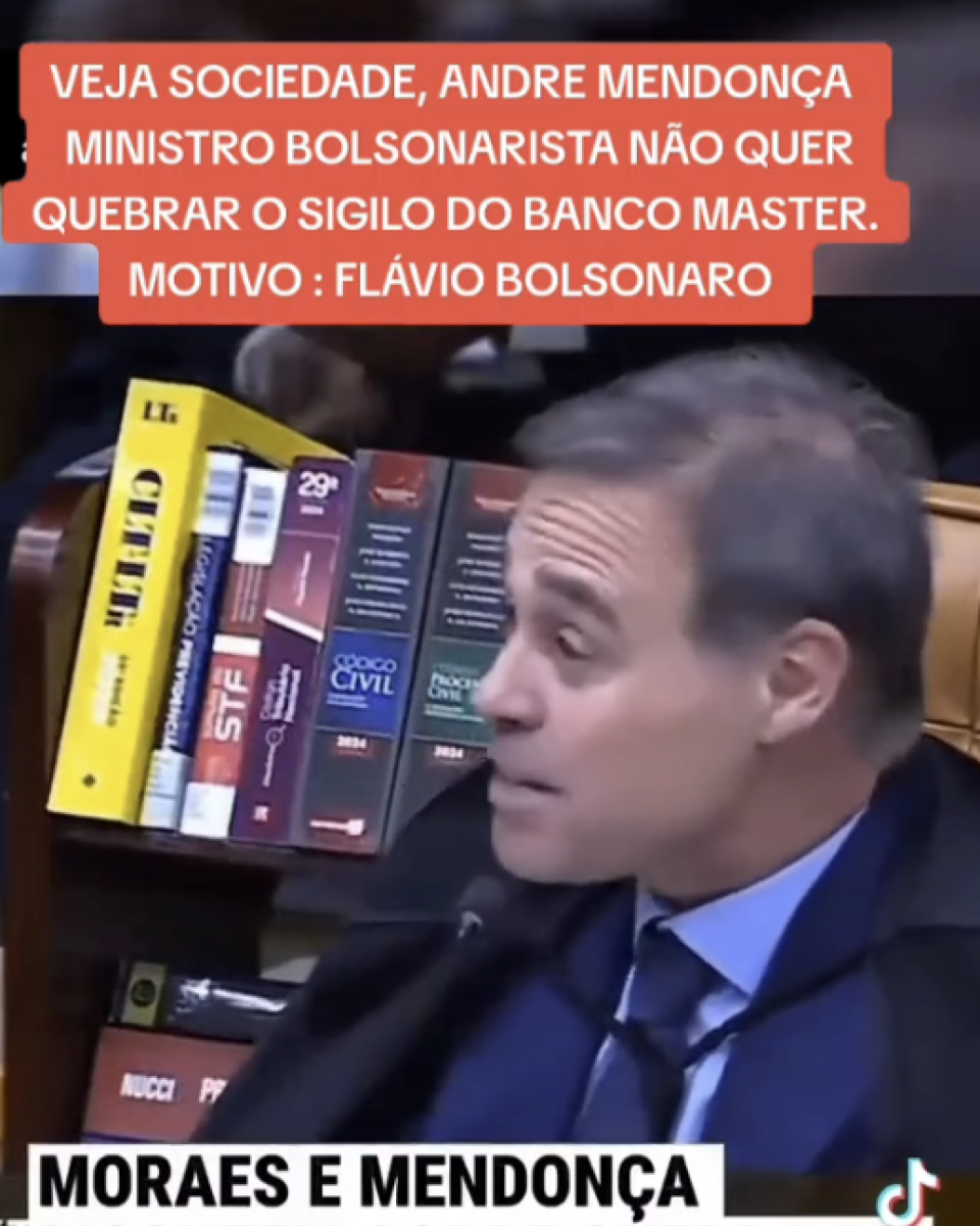 A imagem mostra uma captura de tela de um vídeo em formato vertical. No centro aparece André Mendonça, um homem de cabelos curtos e grisalhos, usando terno escuro, camisa clara e gravata azul. Ele está sentado em uma cadeira de couro marrom, voltado para a esquerda da imagem, com um microfone posicionado à sua frente. Ao fundo há uma estante com livros de diferentes cores e tamanhos. Na parte superior da imagem há um bloco retangular vermelho com texto em letras brancas. O texto diz: ‘VEJA SOCIEDADE, ANDRE MENDONÇA MINISTRO BOLSONARISTA NÃO QUER QUEBRAR O SIGILO DO BANCO MASTER. MOTIVO : FLÁVIO BOLSONARO’. Na parte inferior há uma faixa branca com o texto ‘MORAES E MENDONÇA’ em letras pretas. No canto inferior direito aparece o logotipo do TikTok. 