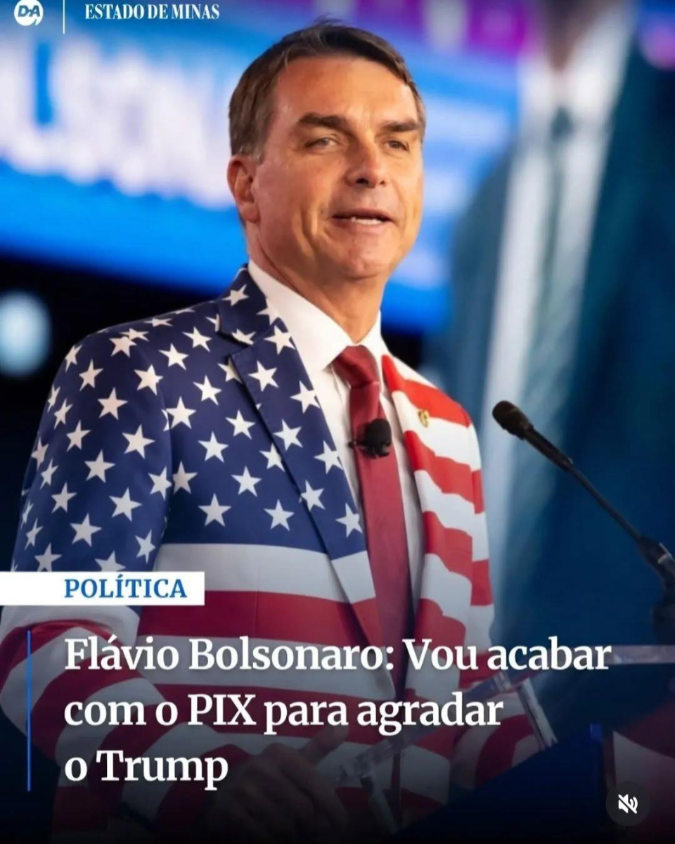 A imagem mostra o senador Flávio Bolsonaro atrás de um púlpito, falando diante de um microfone. Ele veste camisa branca, gravata vermelha e um paletó estampado com elementos da bandeira dos Estados Unidos, incluindo estrelas brancas sobre fundo azul e faixas vermelhas e brancas. Ao fundo há uma tela desfocada em tons de azul e roxo. No canto superior esquerdo aparecem os logotipos ‘DA’ e ‘ESTADO DE MINAS’. Na parte inferior esquerda há uma faixa branca com a palavra ‘POLÍTICA’. Abaixo dela, sobre uma área escurecida da imagem, está escrito em letras brancas: ‘Flávio Bolsonaro: Vou acabar com o PIX para agradar o Trump’. 