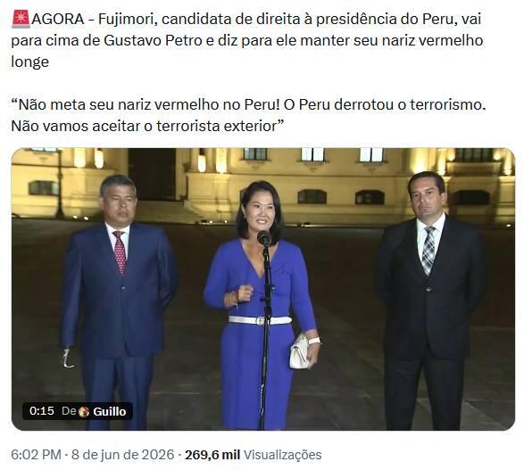 Imagem mostra uma captura de tela de uma publicação em rede social. No topo, um texto afirma que Keiko Fujimori teria feito declarações sobre Gustavo Petro. Abaixo do texto há uma fotografia noturna em frente a um prédio iluminado, na qual Fujimori — mulher de pele clara, cabelo preto na altura dos ombros, usando vestido azul e cinto branco — aparece ao centro, falando em um microfone e segurando uma pequena bolsa clara. Ao seu lado estão dois homens de pele morena usando ternos escuros e gravatas — um deles tem um gancho no lugar da mão direita. Na parte inferior da publicação, aparecem informações de horário, data e número de visualizações, além de um indicador de vídeo com duração de 33 segundos. 