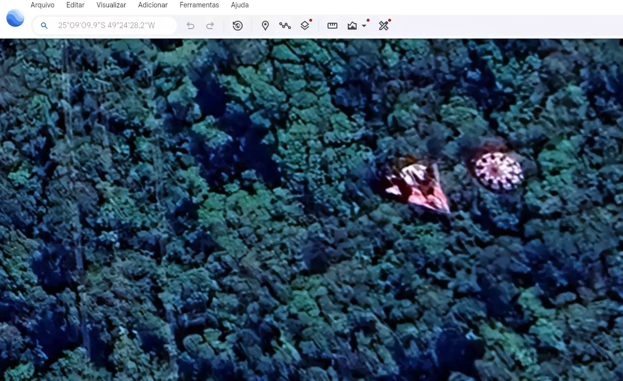 Print do Google Earth mostra imagem aérea da mata com dois objetos estranhos e coloridos.