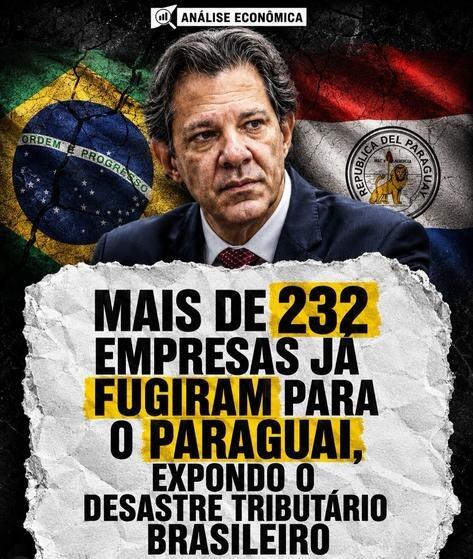 Uma imagem mostra o ex-ministro da Fazenda, Fernando Haddad — homem de pele clara, cabelos curtos, escuros e com fios grisalhos, vestindo terno azul-escuro, camisa branca e gravata vermelha —, posicionado no centro da composição. Ao fundo, do lado esquerdo, aparece a bandeira do Brasil com uma textura escura que simula rachaduras, enquanto do lado direito está a bandeira do Paraguai com seu brasão. No topo da imagem, há um pequeno retângulo preto com um ícone de gráfico branco e a inscrição 'ANÁLISE ECONÔMICA'. A metade inferior da imagem é sobreposta por um elemento que imita um pedaço de papel branco amassado e com bordas rasgadas, contendo o seguinte texto em letras pretas maiúsculas: 'MAIS DE 232 EMPRESAS JÁ FUGIRAM PARA O PARAGUAI, EXPONDO O DESASTRE TRIBUTÁRIO BRASILEIRO'. No texto, os trechos '232' e 'FUGIRAM PARA' estão destacados com um fundo amarelo. 