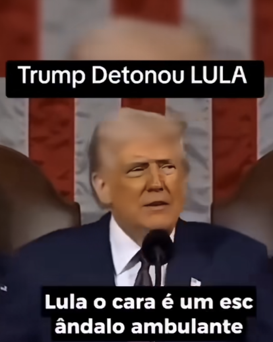 A imagem mostra Donald Trump, um homem de pele clara e cabelos loiros, falando ao microfone em um ambiente oficial, visto da cintura para cima. Ele usa terno escuro, camisa branca e gravata escura. Ao fundo aparecem faixas verticais vermelhas e claras e partes de duas poltronas marrons. Sobre a imagem há duas tarjas pretas com texto branco: na parte superior lê-se 'Trump Detonou LULA'; na parte inferior, 'Lula o cara é um escândalo ambulante'. A foto tem formato vertical e apresenta leve desfoque nas bordas laterais.