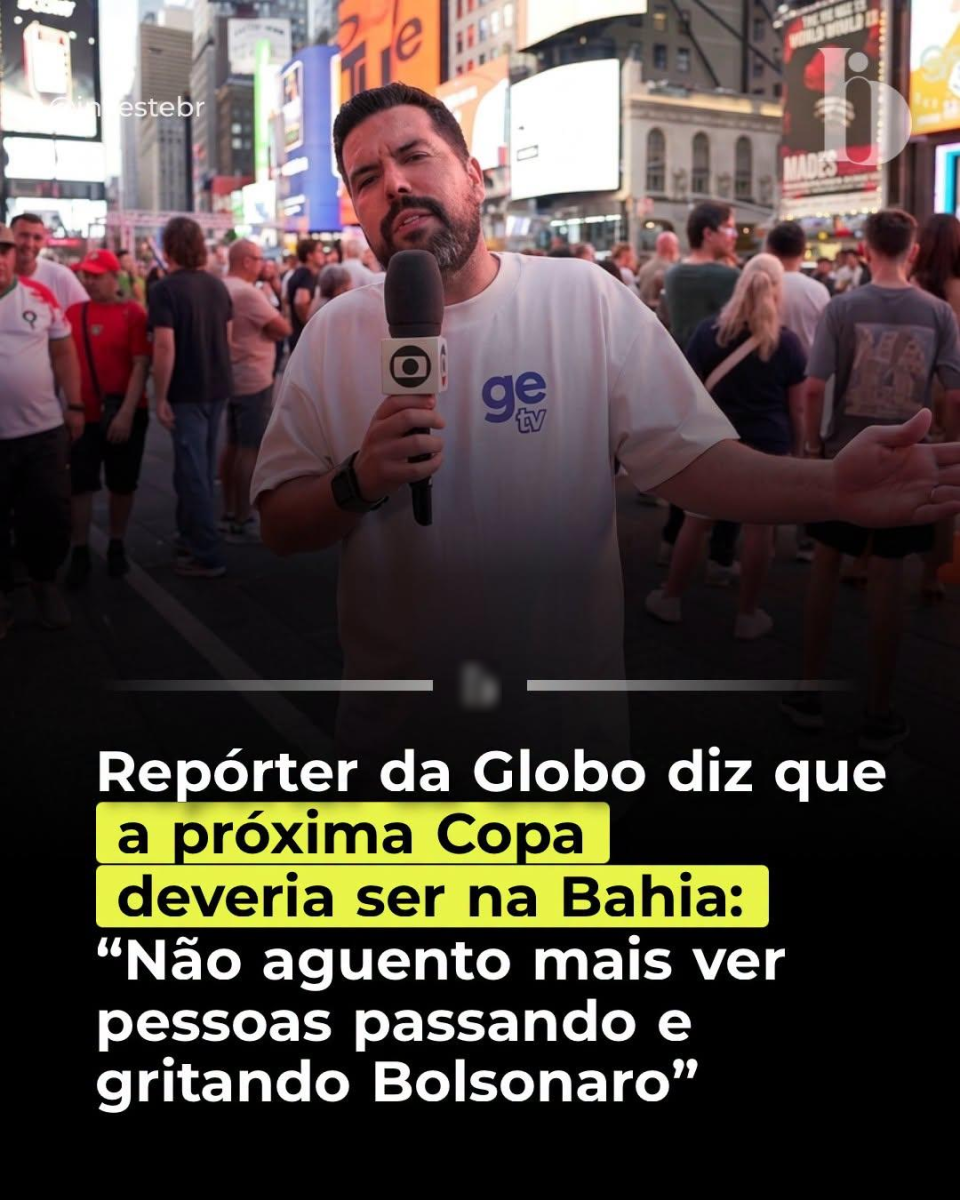 A imagem mostra o repórter Bruno Formiga, um homem de barba escura e cabelo curto, usando uma camiseta branca. Ele está em pé em uma área movimentada ao ar livre, segurando um microfone com o logotipo da Globo. O homem aparece de frente para a câmera, com um dos braços estendido para o lado. Ao fundo há uma multidão de pessoas caminhando ou paradas, além de prédios e grandes painéis luminosos de publicidade. Na parte inferior da imagem há uma faixa escura sobre a qual está escrito, em letras brancas e amarelas: 'Repórter da Globo diz que a próxima Copa deveria ser na Bahia:'. Logo abaixo, em letras brancas, aparece a frase: 'Não aguento mais ver pessoas passando e gritando Bolsonaro'. Algumas palavras da primeira frase estão destacadas por um retângulo amarelo ao fundo.