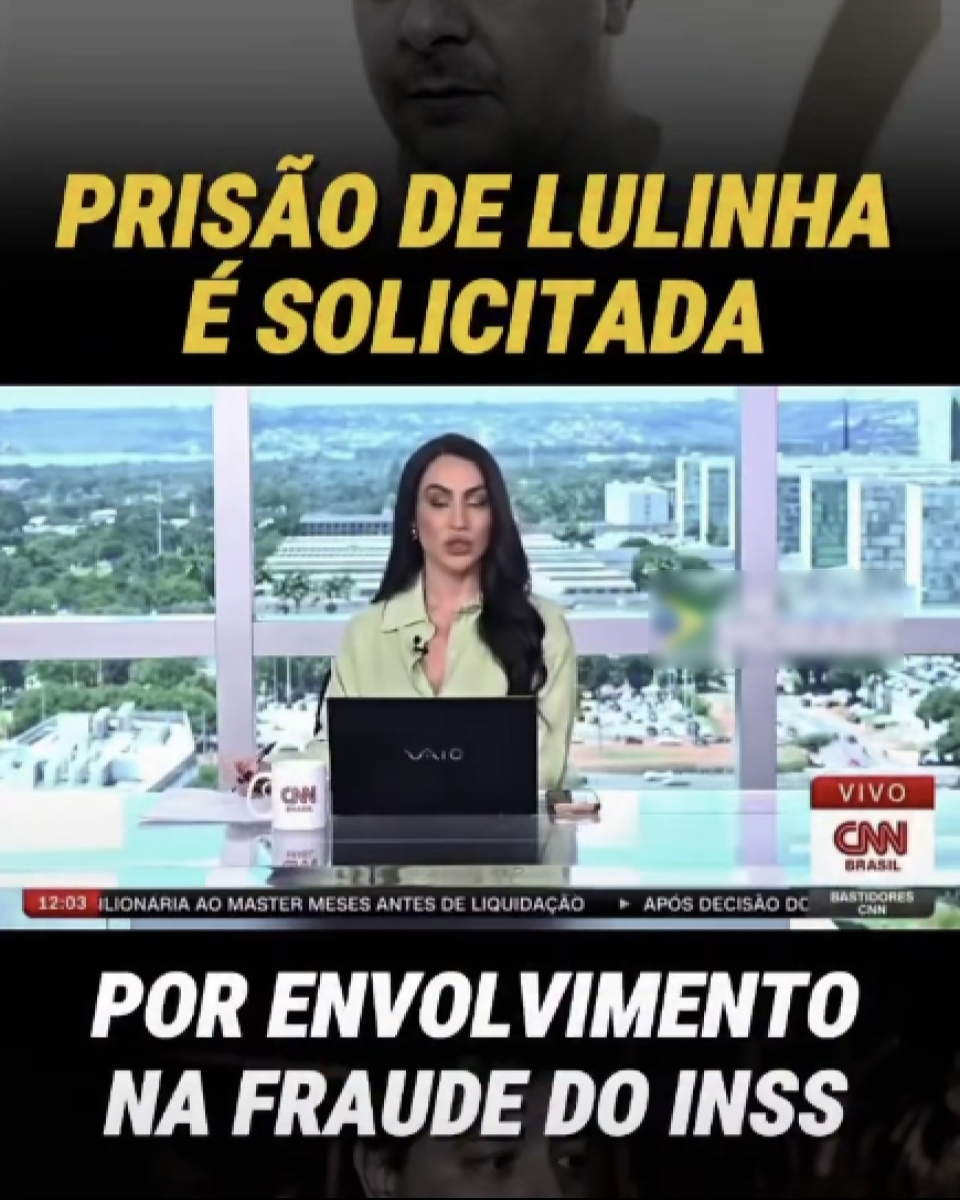 Montagem vertical com fundo predominantemente preto. Na parte superior há uma faixa escura com o texto em letras amarelas maiúsculas: 'PRISÃO DE LULINHA É SOLICITADA'. Ao fundo dessa faixa está parte do rosto de Lulinha, desfocado e em tons de cinza. No centro da imagem, há uma captura de tela de um telejornal. Uma apresentadora de cabelos longos e escuros está sentada atrás de uma bancada, usando uma blusa verde-clara. Sobre a mesa há um notebook aberto e uma caneca. Ao fundo, através de grandes janelas, vê-se uma paisagem urbana com prédios, áreas verdes e um céu claro. No canto inferior direito da tela do telejornal há os logotipos 'CNN Brasil'. Há também uma faixa de informações típica de telejornal passando na parte inferior da captura de tela, com textos pequenos e difíceis de ler. Na parte inferior da montagem, sobre um fundo preto, aparece outro texto em letras grandes e brancas: 'POR ENVOLVIMENTO NA FRAUDE DO INSS'.